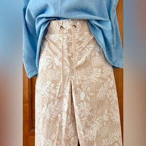 Cropped Pants with drawstring waist and floral pattern